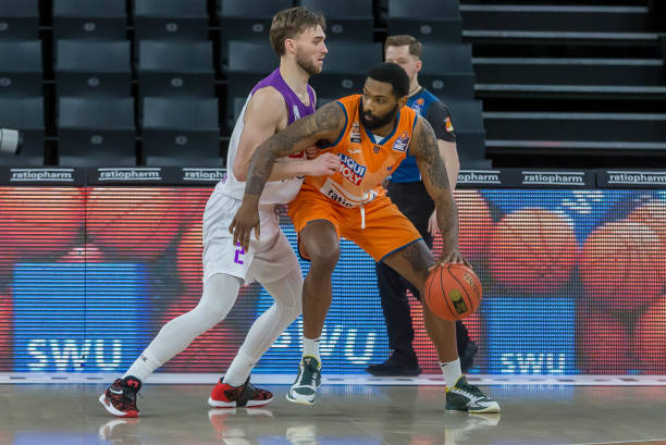 一个赛季饱 一个赛季饱